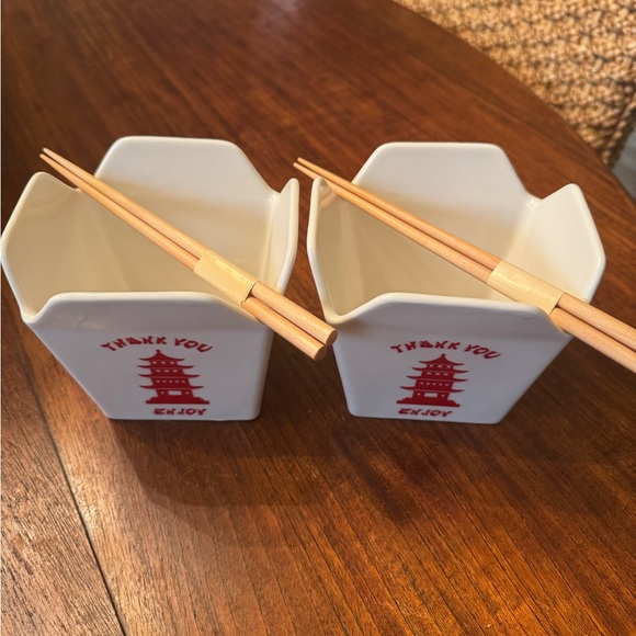 Set of ceramic Chinese takeout box-style serving bowls with chopsticks. - Picture 4 of 12